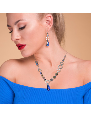 Colier Wing sur le modèle