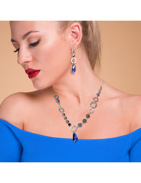 Colier Wing sur le modèle