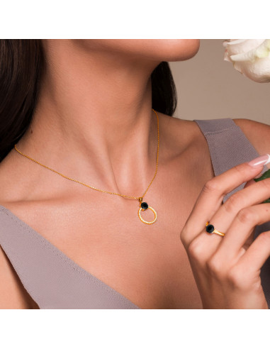 Naszyjnik STARDUST z czarnym kryształem Swarovski® na szyi modelki – zbliżenie