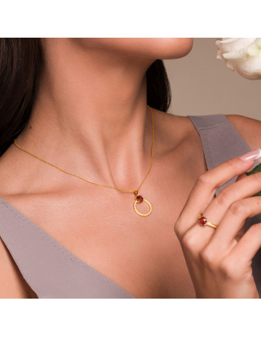 Zbliżenie naszyjnika STARDUST z czerwonym kryształem Swarovski® na szyi modelki