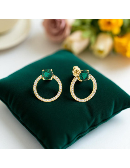 Boucles d’oreilles STARDUST dorées avec cristaux verts sur fond coloré