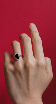 Czarny pierścionek na palcu
