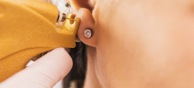 Przekłuwanie uszu u dziecka - czy jest bezpieczne?